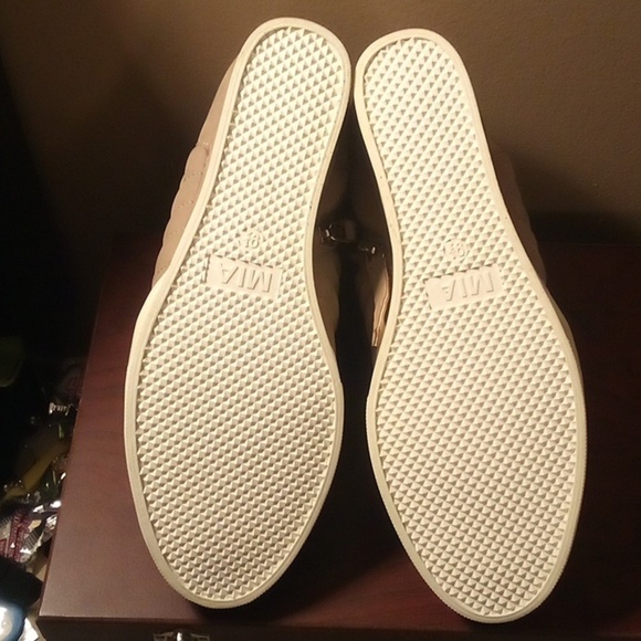 NWOT - Women's Mia Kaleb Wedge Heel Bootie Stone Vegan Suede - Size 9.5M - Picture 10 of 16